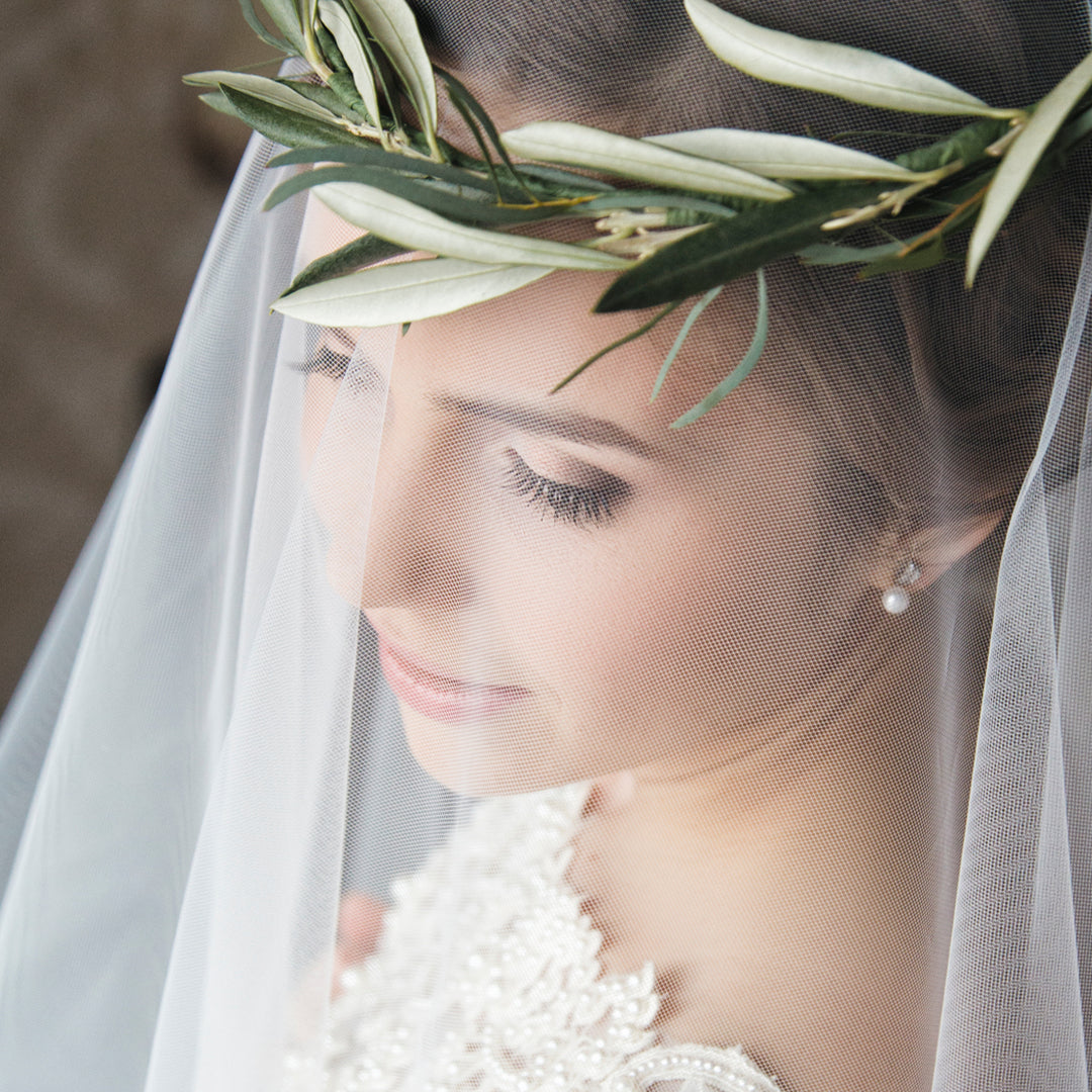 Image of woman in wedding dress and veil 